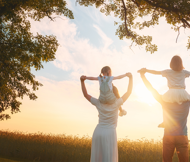 Happy Family Ein glückliche vierköpfige Familie im Sonnenuntergang.