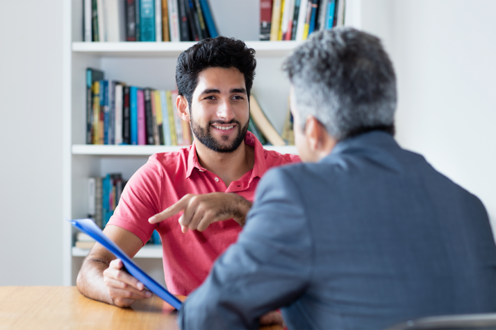 Bewerbungsgespräch Junger Bewerber präsentiert sich beim Bewerbungsgespräch